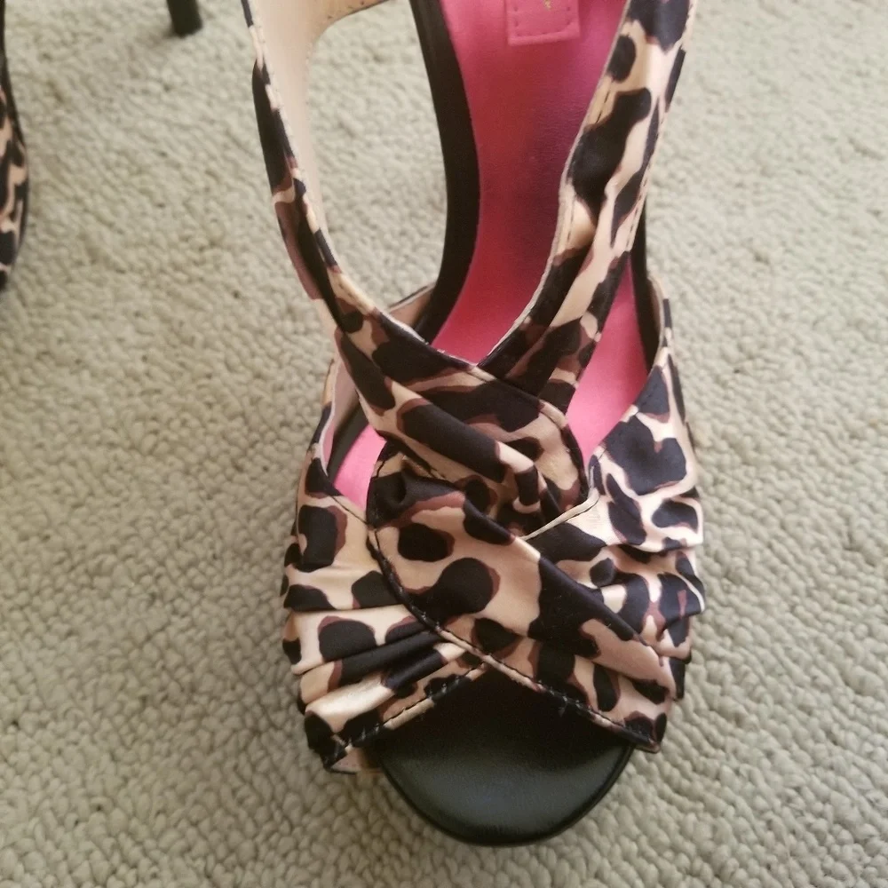 7.5 NWOT Betsy Johnson Leopard heels